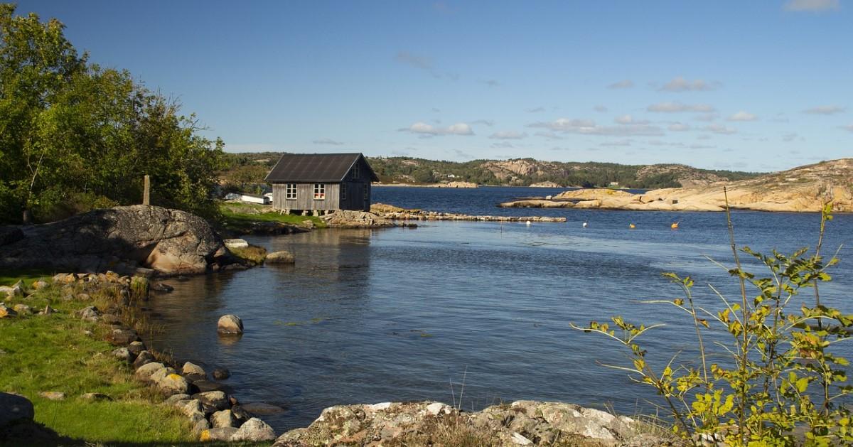 En vik och ett gammalt hus i skärgården